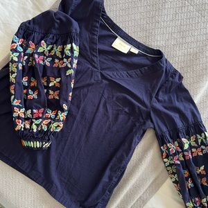 Gorgeous blouse worn embroidered sleeves 💙🦋